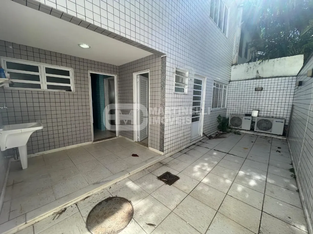 House with 4 bedrooms and 5 bathrooms and a separate kitchen — photo 15