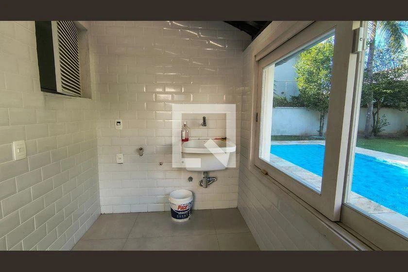 House with 4 bedrooms and a balcony with grill — photo 42