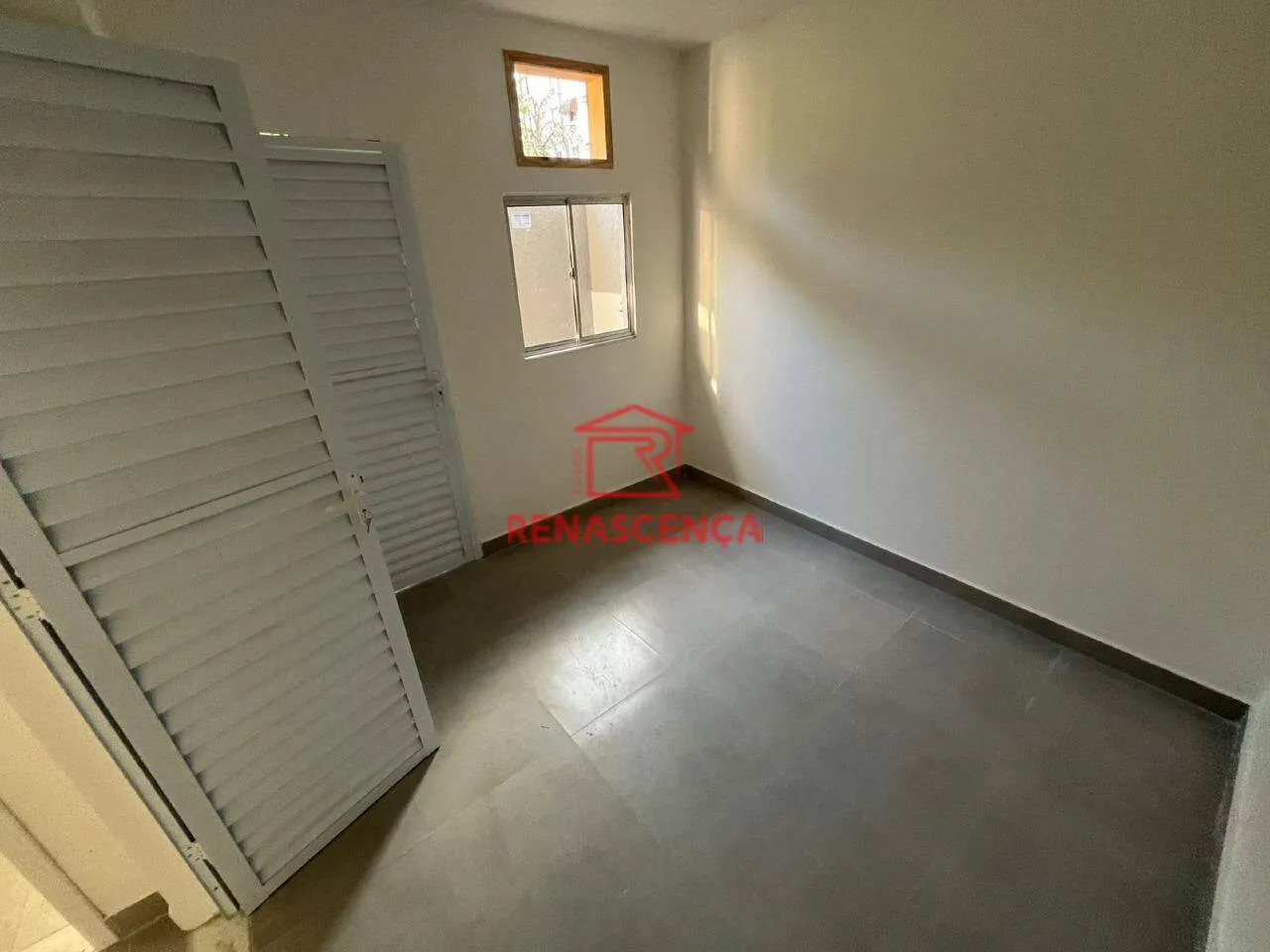 Casa com 1 quarto e cozinha aberta com fogão compacto — photo 12