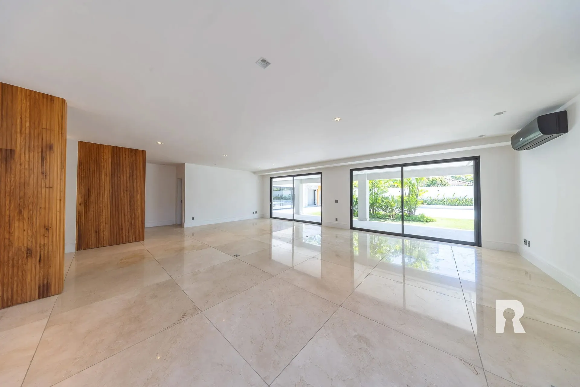 Furnished house, 694 m², with a jacuzzi — photo 10