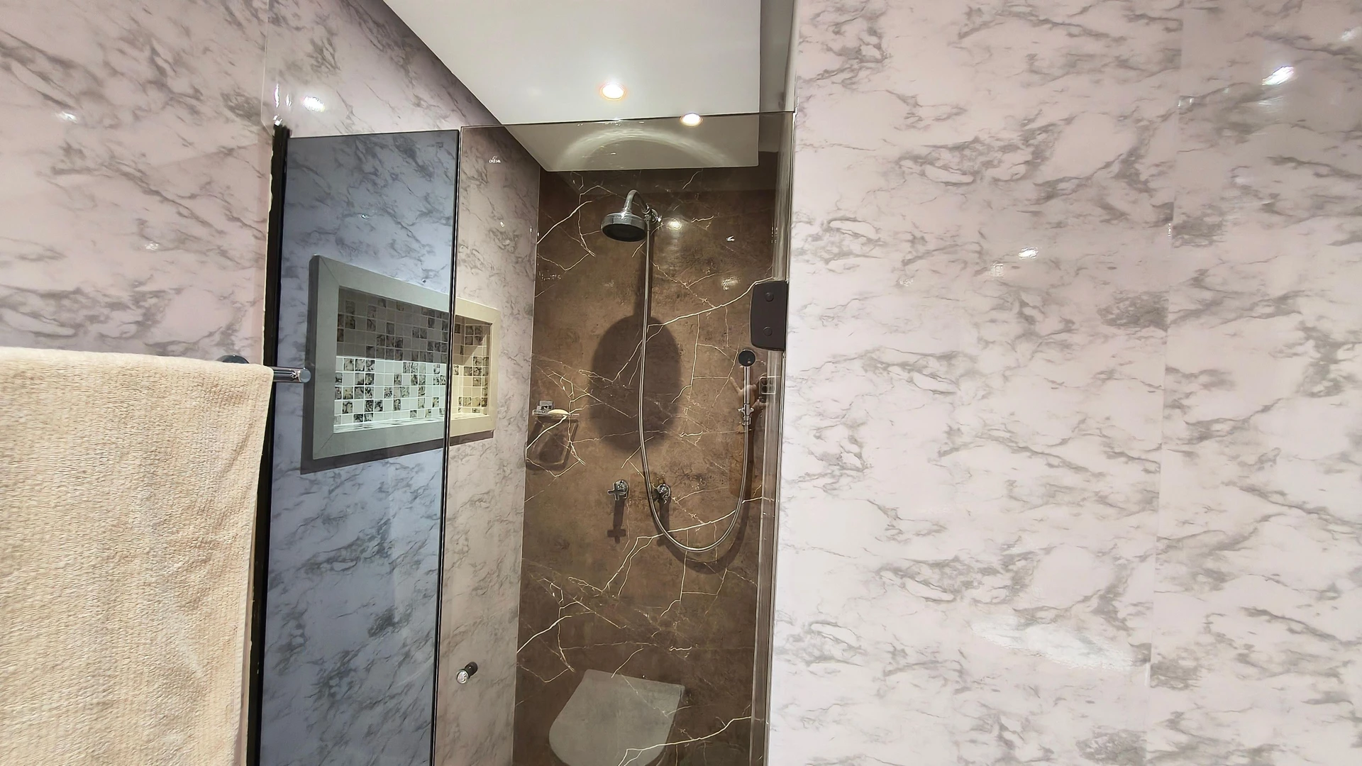 Washing machine in a 4-bedroom apartment, 205 m² — photo 37