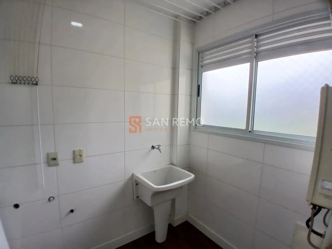 3-bedroom apartment in a building with a pool — photo 20