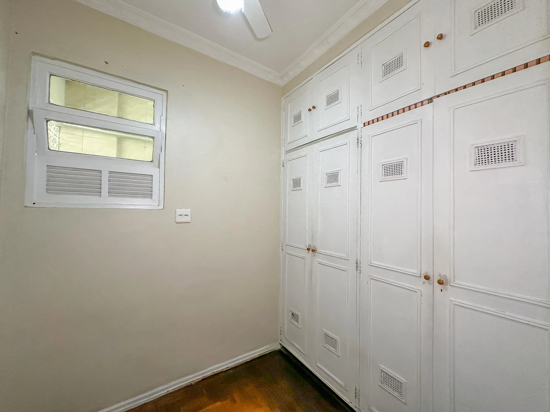 Wood or laminate floors in a one-bedroom apartment, 62 m² — photo 20