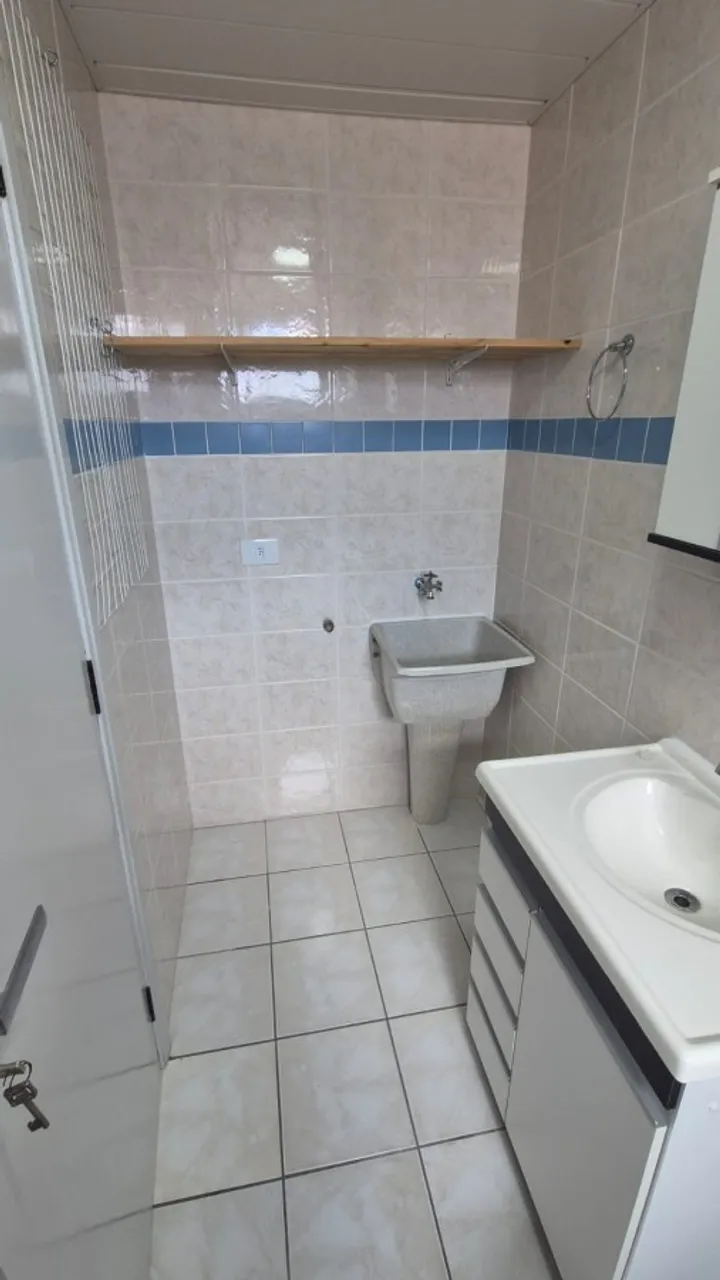 Rental apartment with a glass shower and 1 bedroom — photo 10