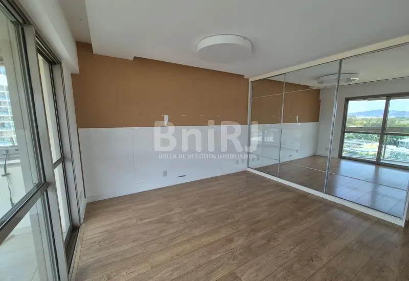 Apartment with 4 bedrooms and a glass balcony — photo 33
