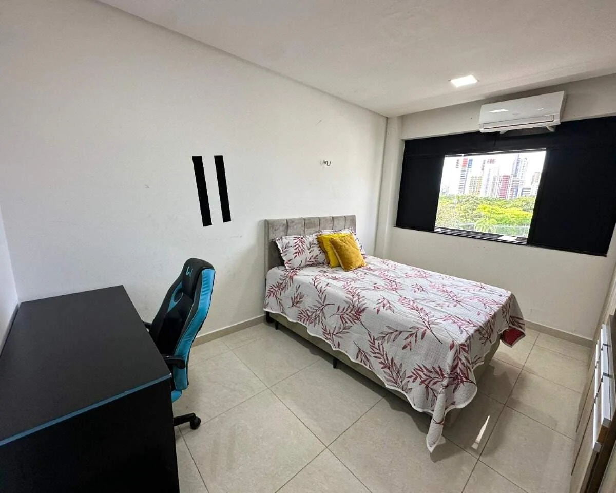 Glass-enclosed balcony in a 3-bedroom apartment, 190 m² — photo 22