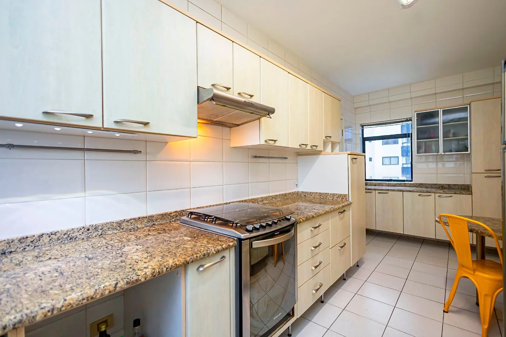 Furnished apartment with open-plan kitchen and 4 bedrooms — photo 31