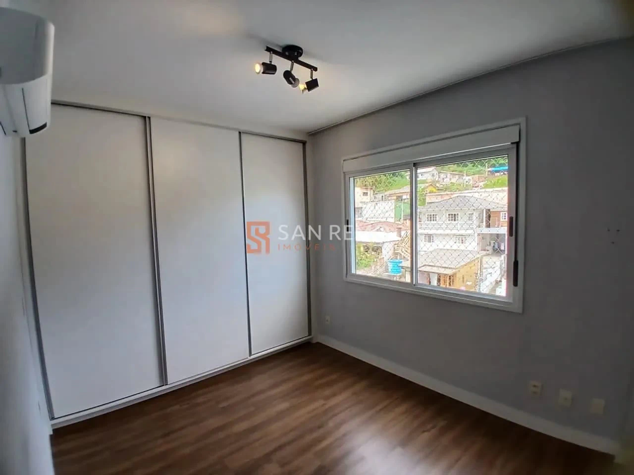3-bedroom apartment in a building with a pool — photo 24
