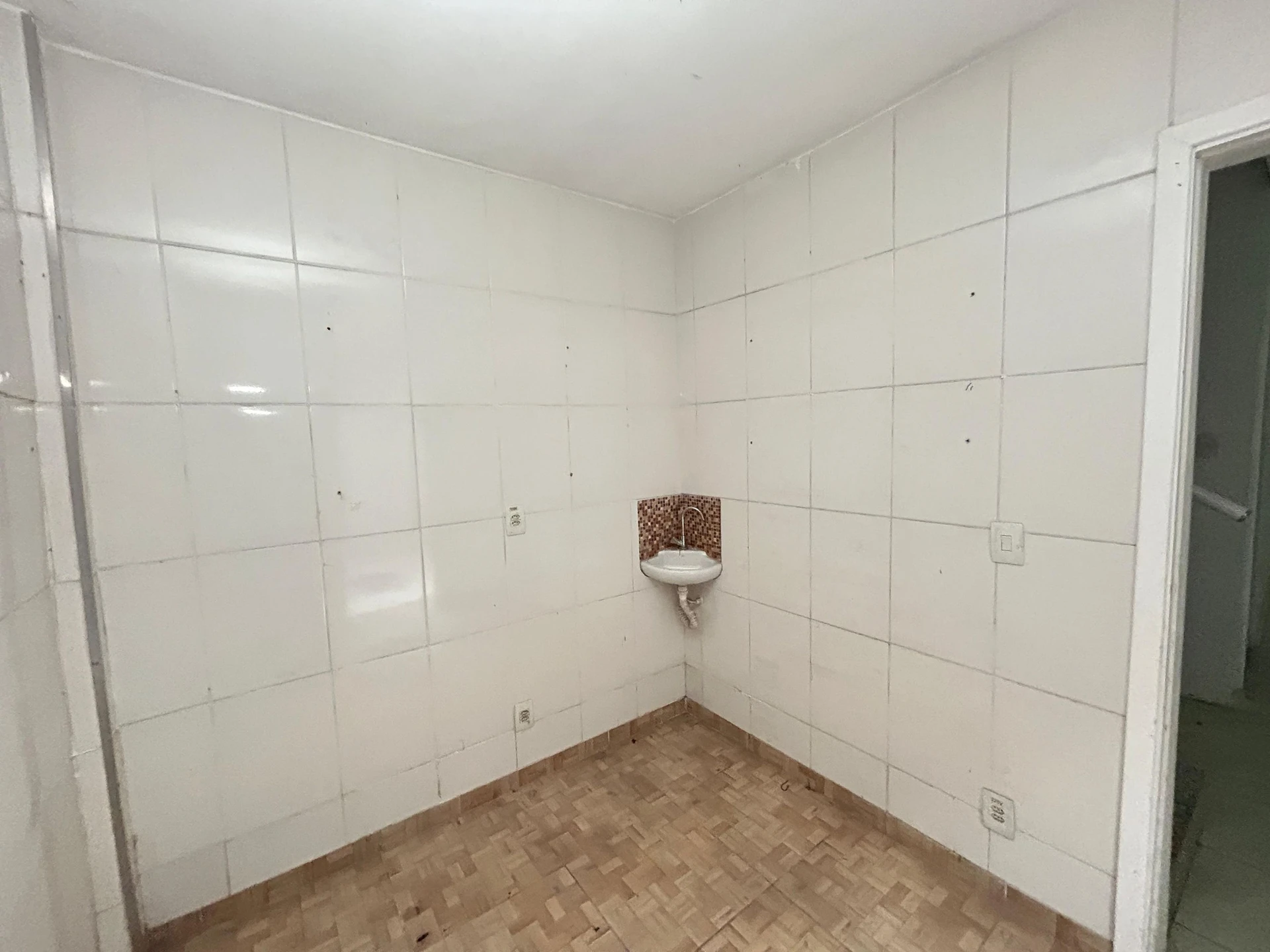 Дом с 4 спальнями и 1 ванной с кухонными шкафами — photo 43