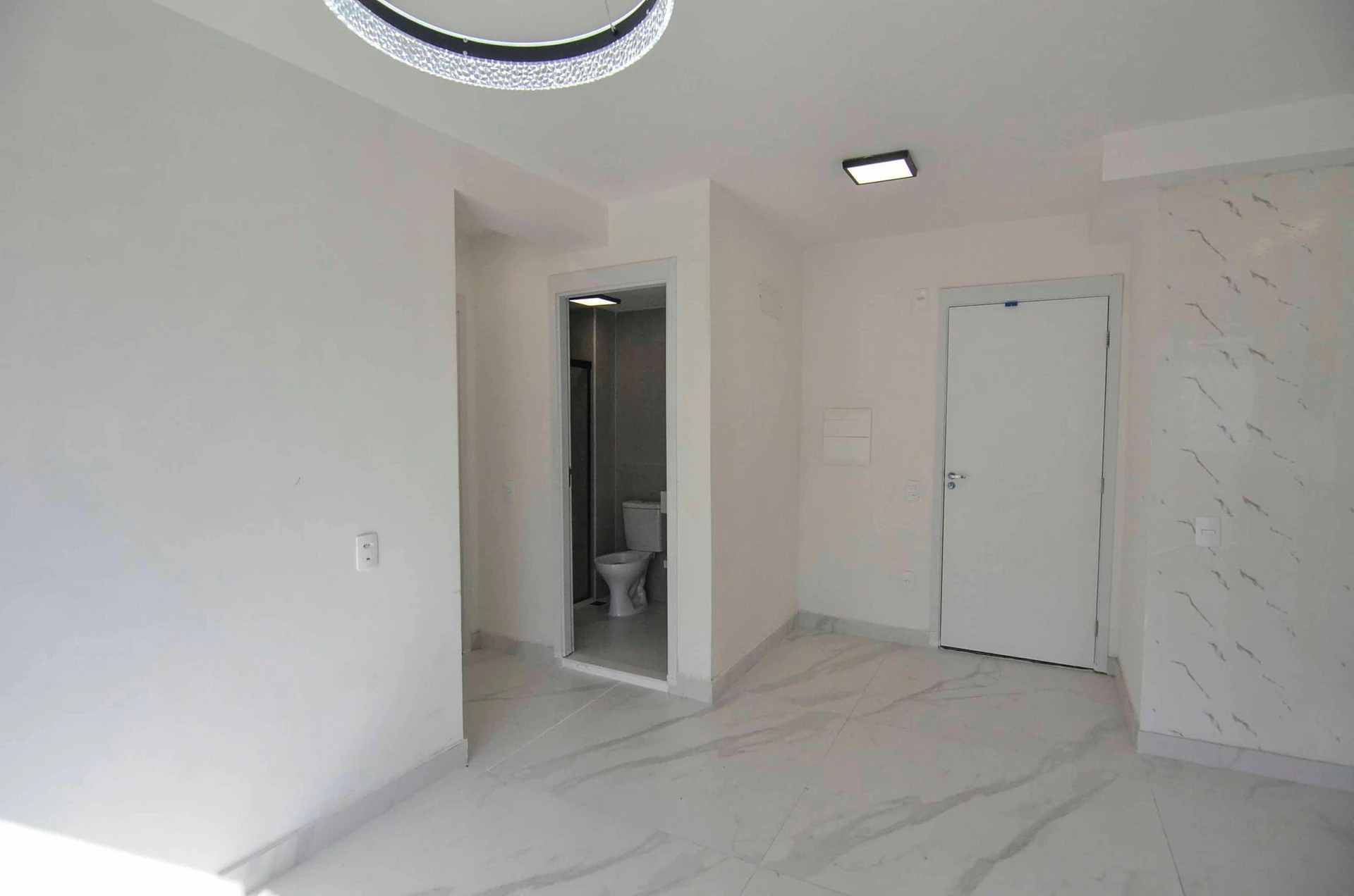 Apartamento de 2 quartos com varanda fechada de vidro — photo 33