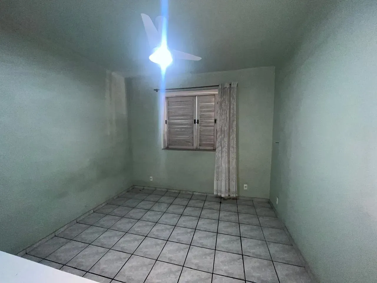 Casa com 4 quartos e cozinha fechada com armários — photo 9