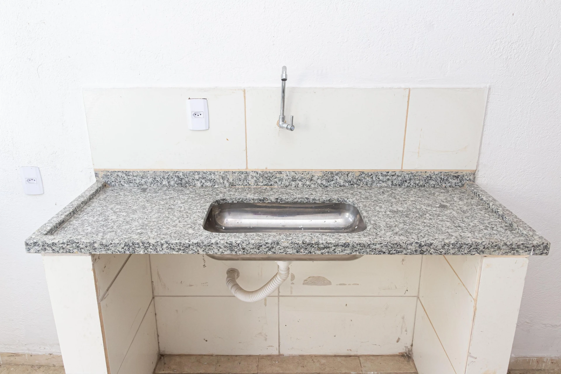 Studio unit with 1 bedroom, ensuite bathroom, private garden — photo 32