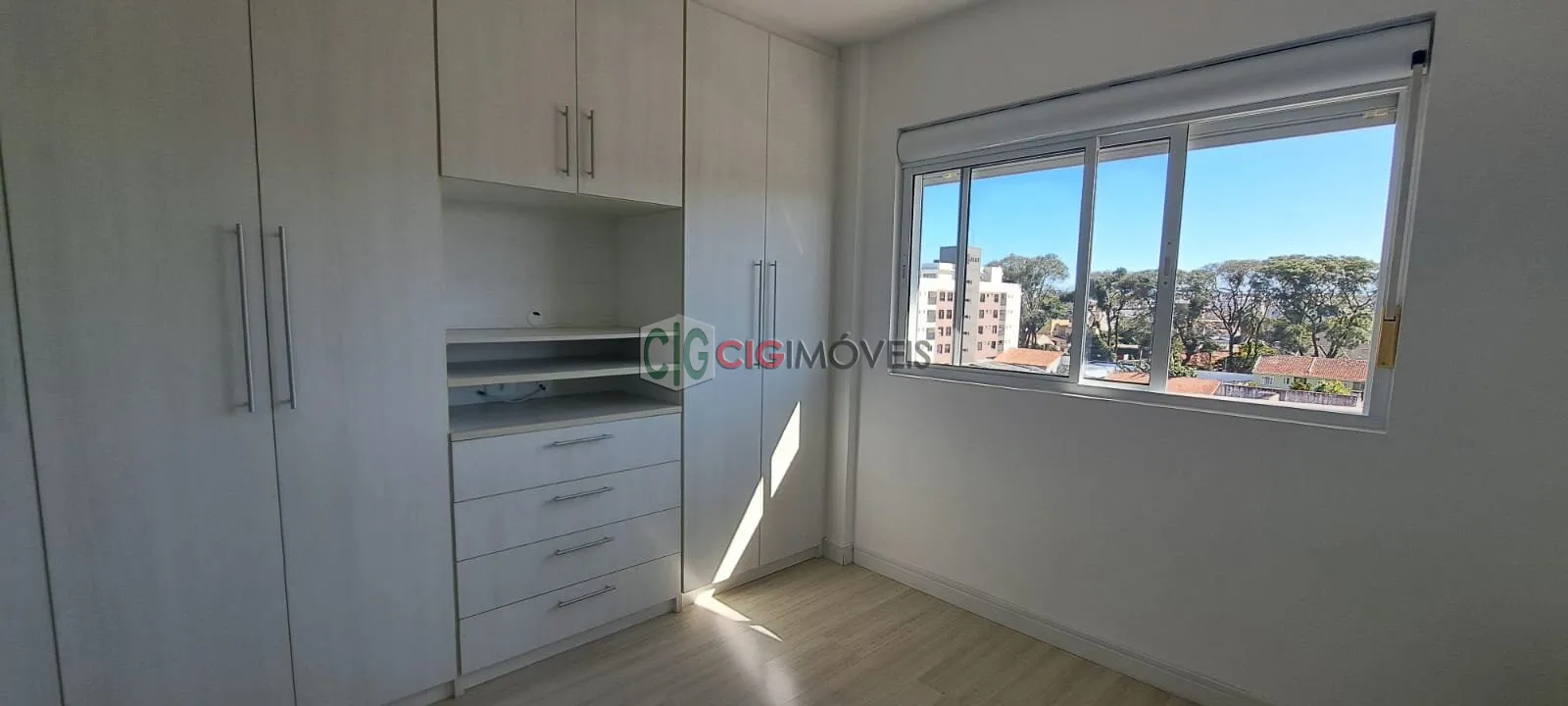 Wood or laminate floors in a 2-bedroom apartment, 66 m² — photo 4