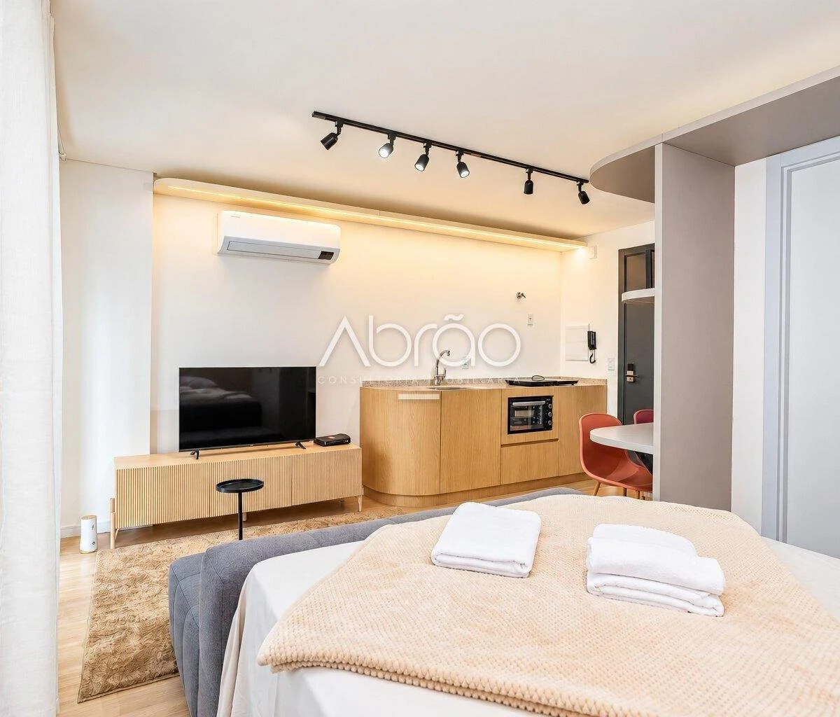 Studio mobiliado, 28 m², com janelas do piso ao teto — photo 2
