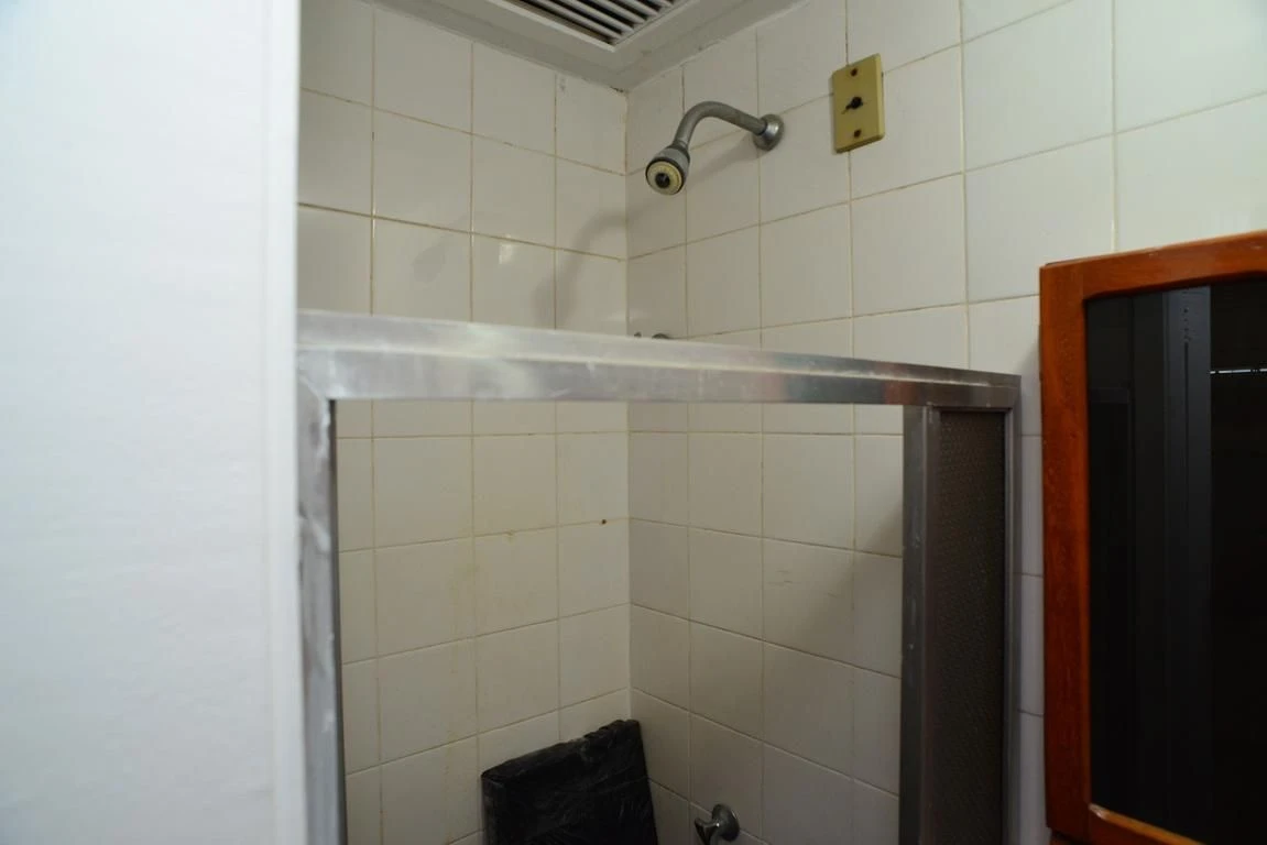 Rental apartment with 2 bedrooms and a glass balcony — photo 27