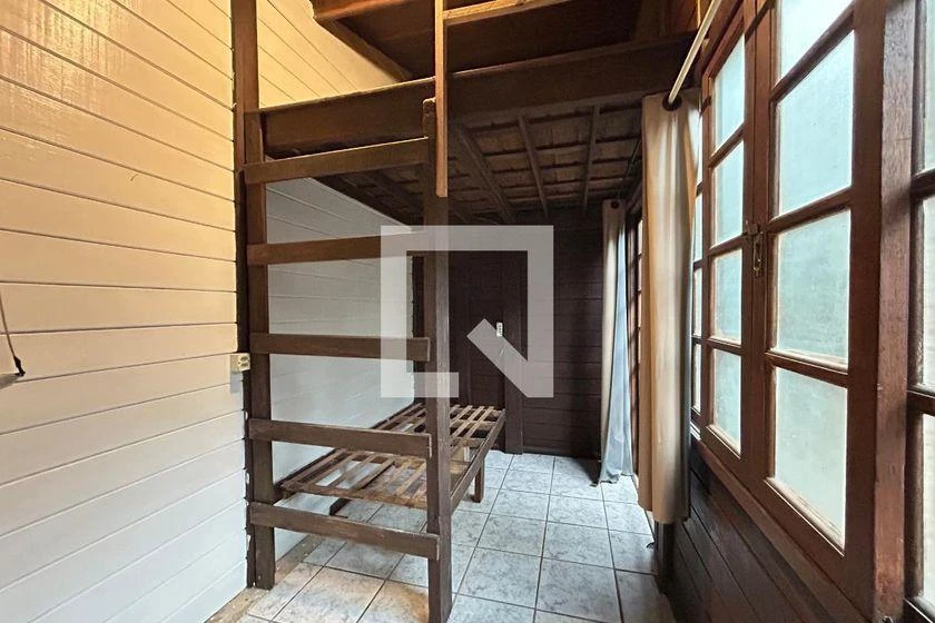 Balcony with a grill in a 3-bedroom house, 100 m² — photo 32