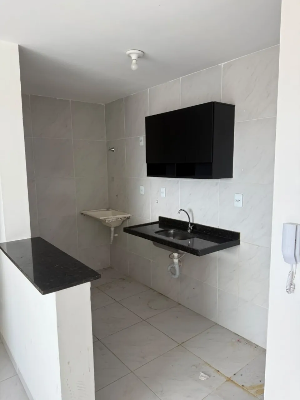 Apartamento de 2 quartos em condomínio com piscina