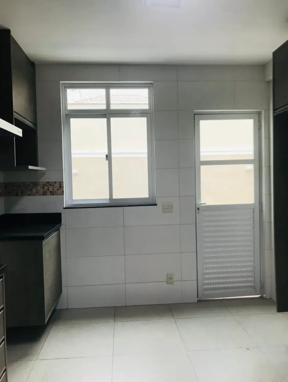 House with 4 bedrooms and 4 bathrooms and a separate kitchen — photo 8
