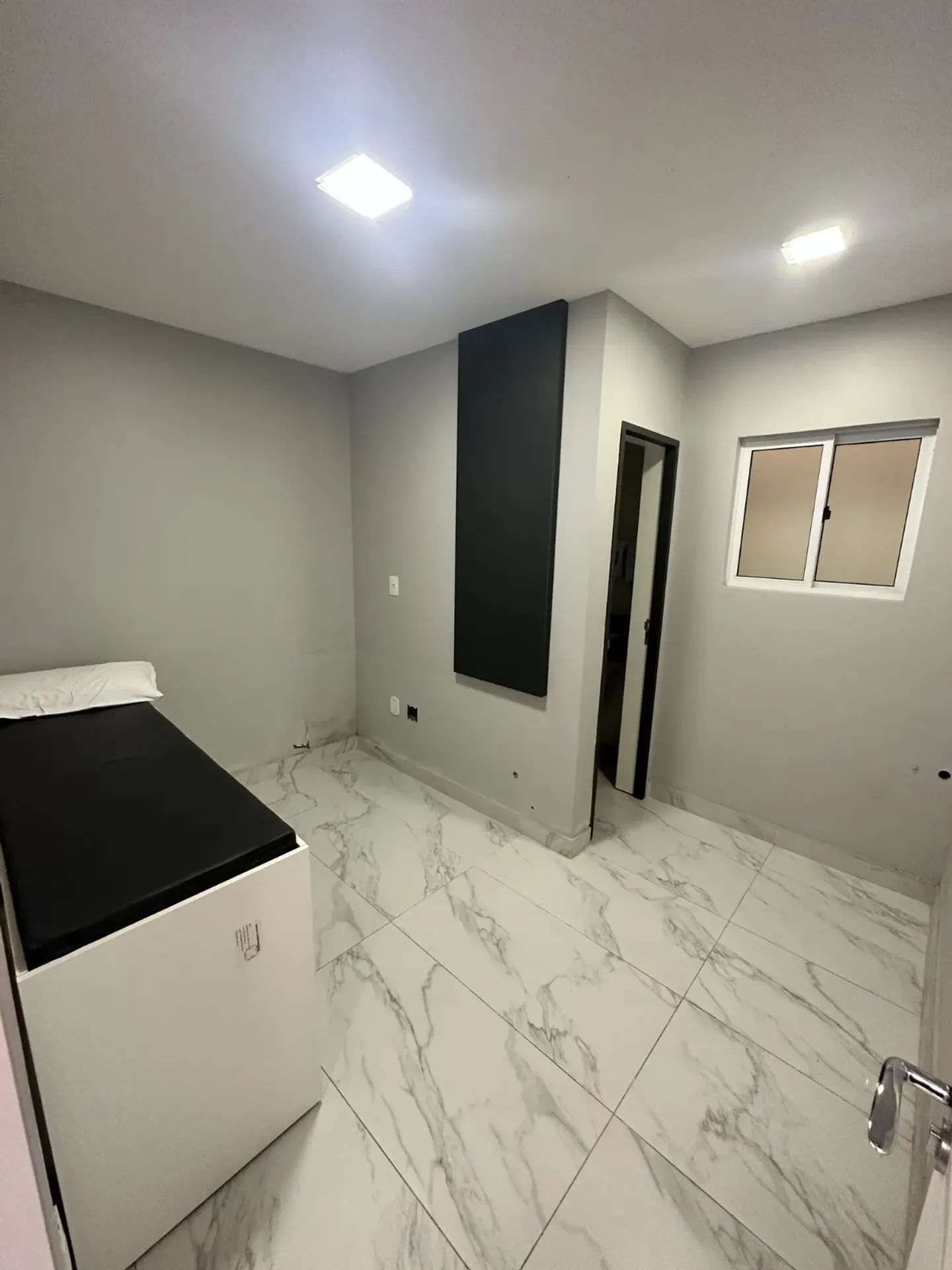 Unfurnished studio with 1 bedroom and private en-suite