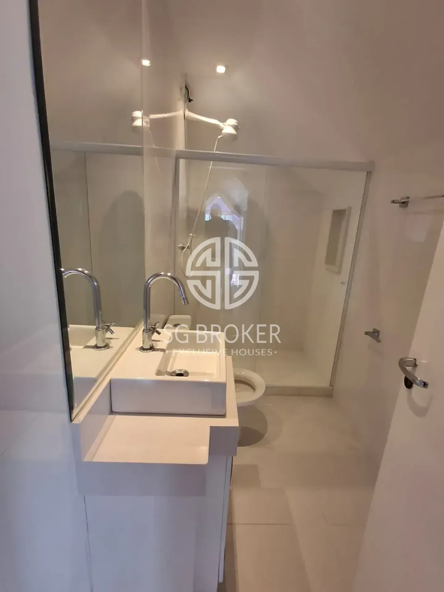 Casa com 5 suítes e 5 banheiros, 330 m² — photo 41