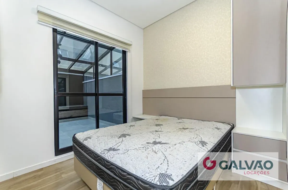 One-bedroom apartment with floor-to-ceiling windows — photo 3