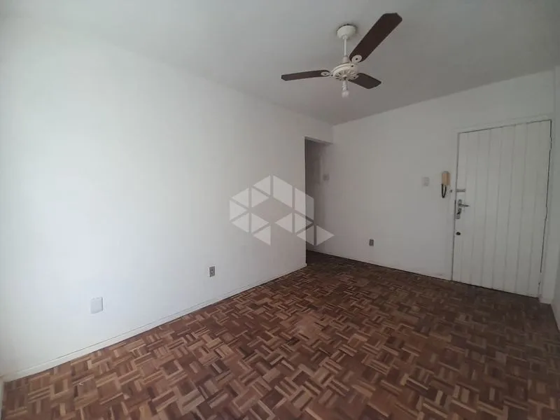 2-bedroom apartment with wood or laminate floors — photo 8