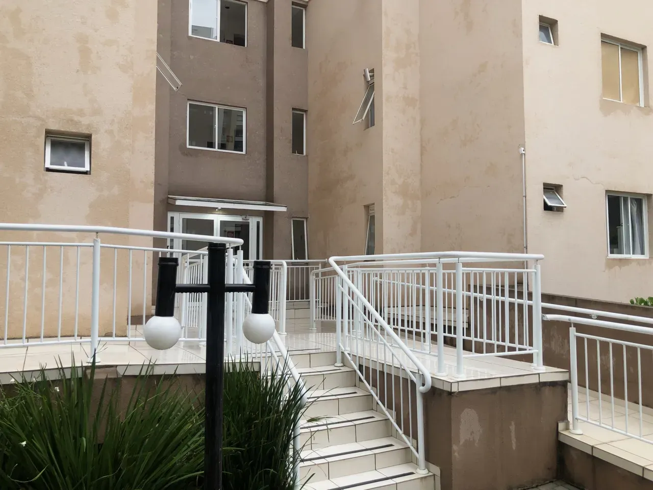 Balcony with a grill in a 2-bedroom apartment, 50 m² — photo 16