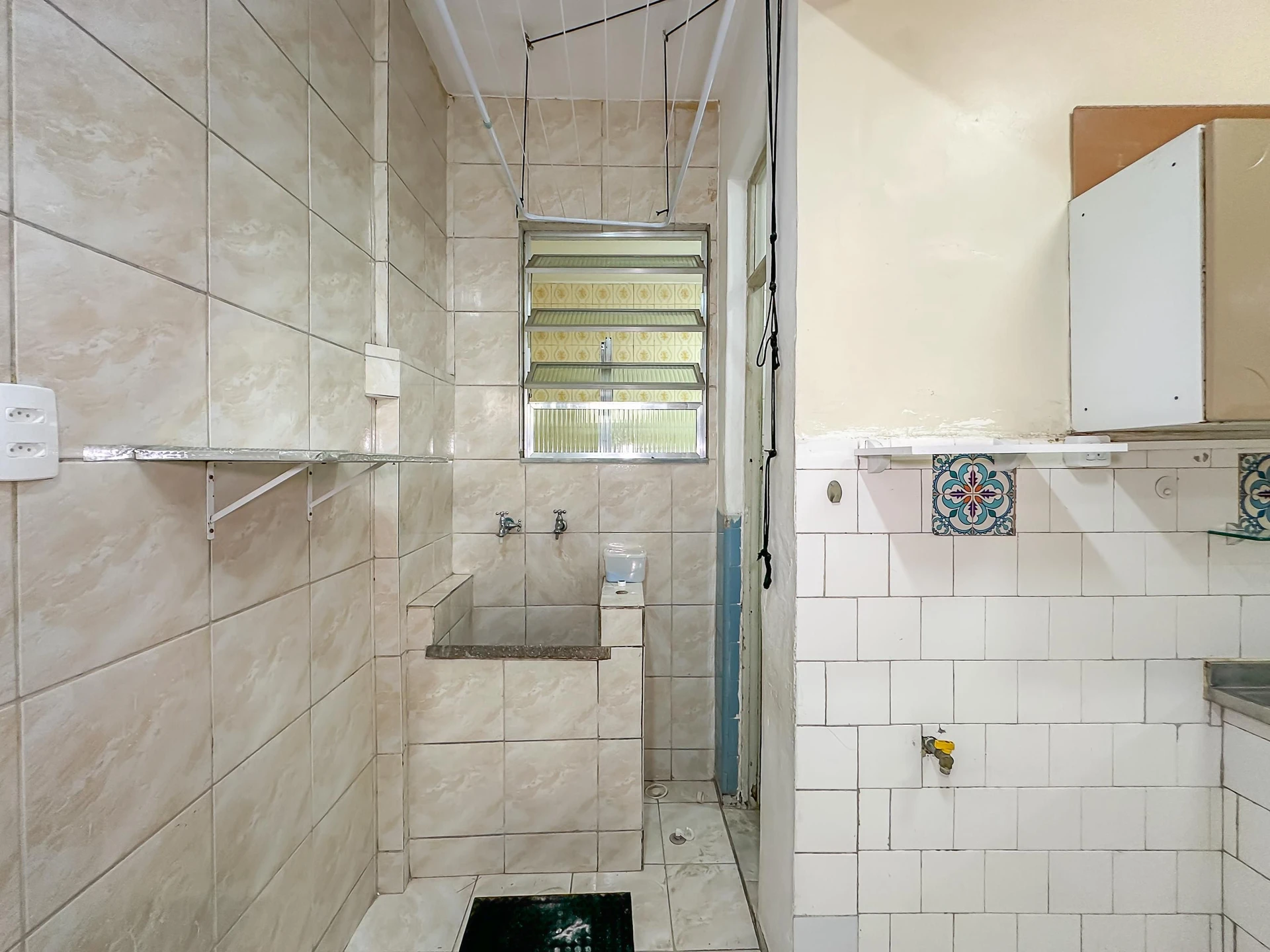 Wood or laminate floors in a one-bedroom apartment, 62 m² — photo 9