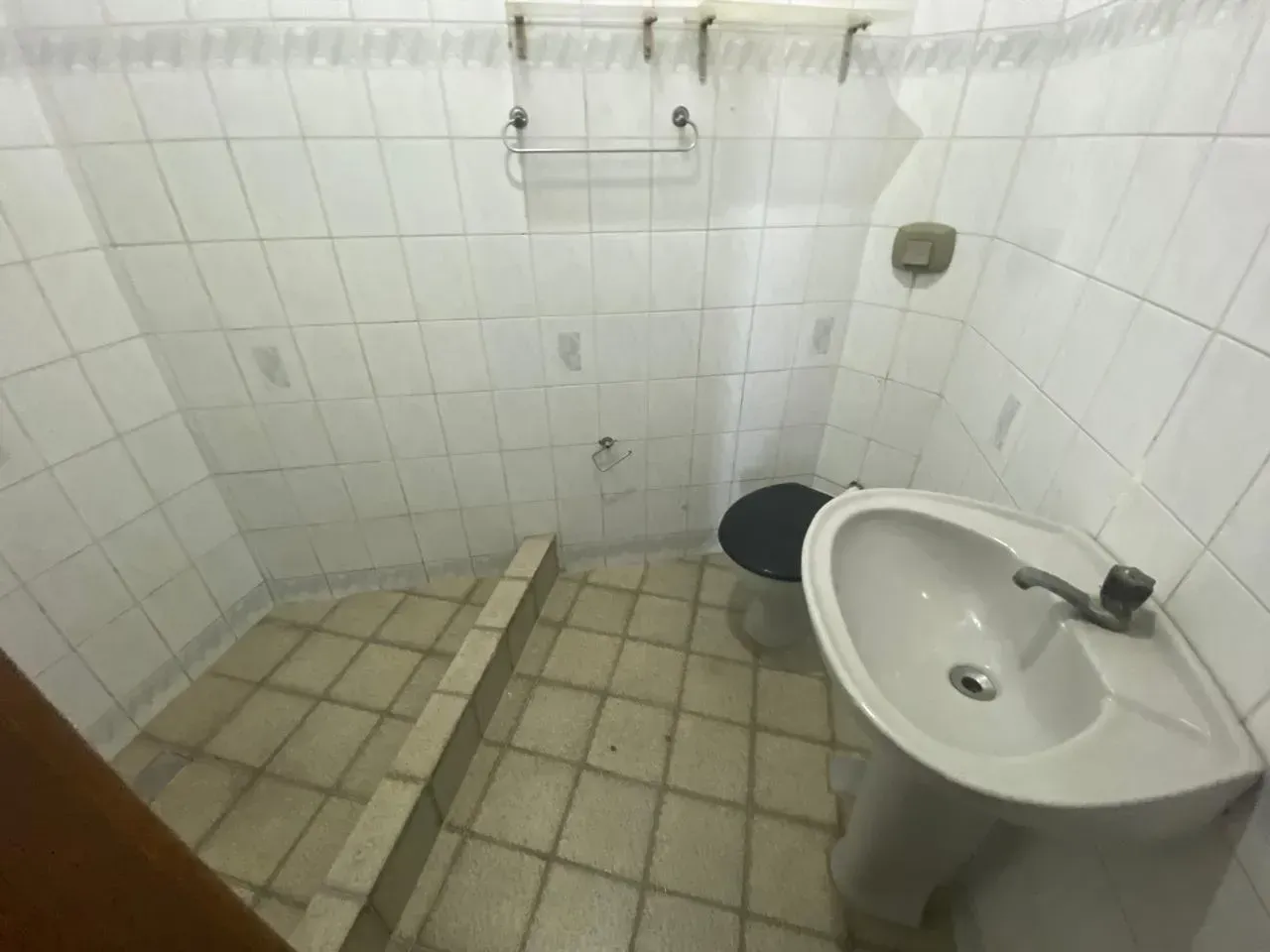 Unfurnished 2-bedroom apartment with a closed kitchen — photo 10