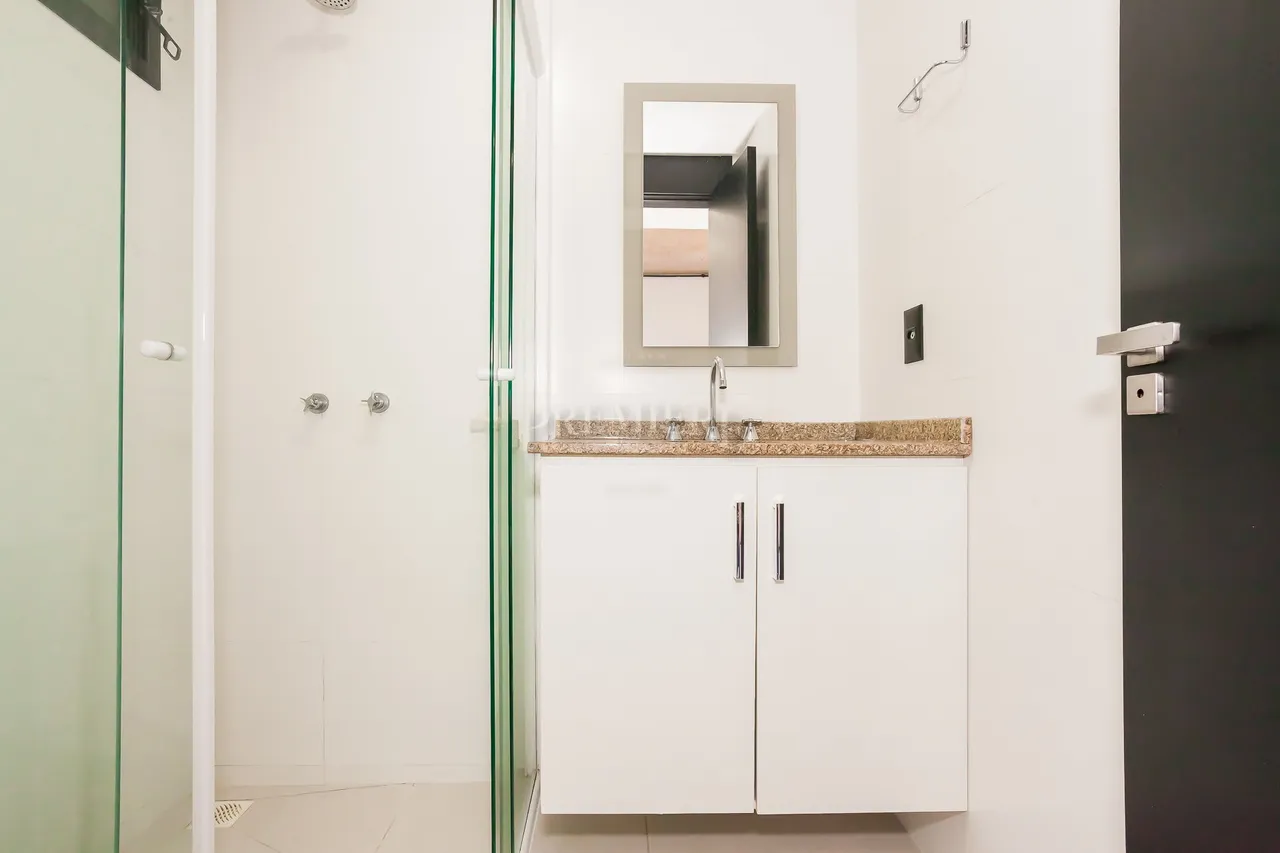 Estudio con cocina abierta y muebles empotrados — photo 12
