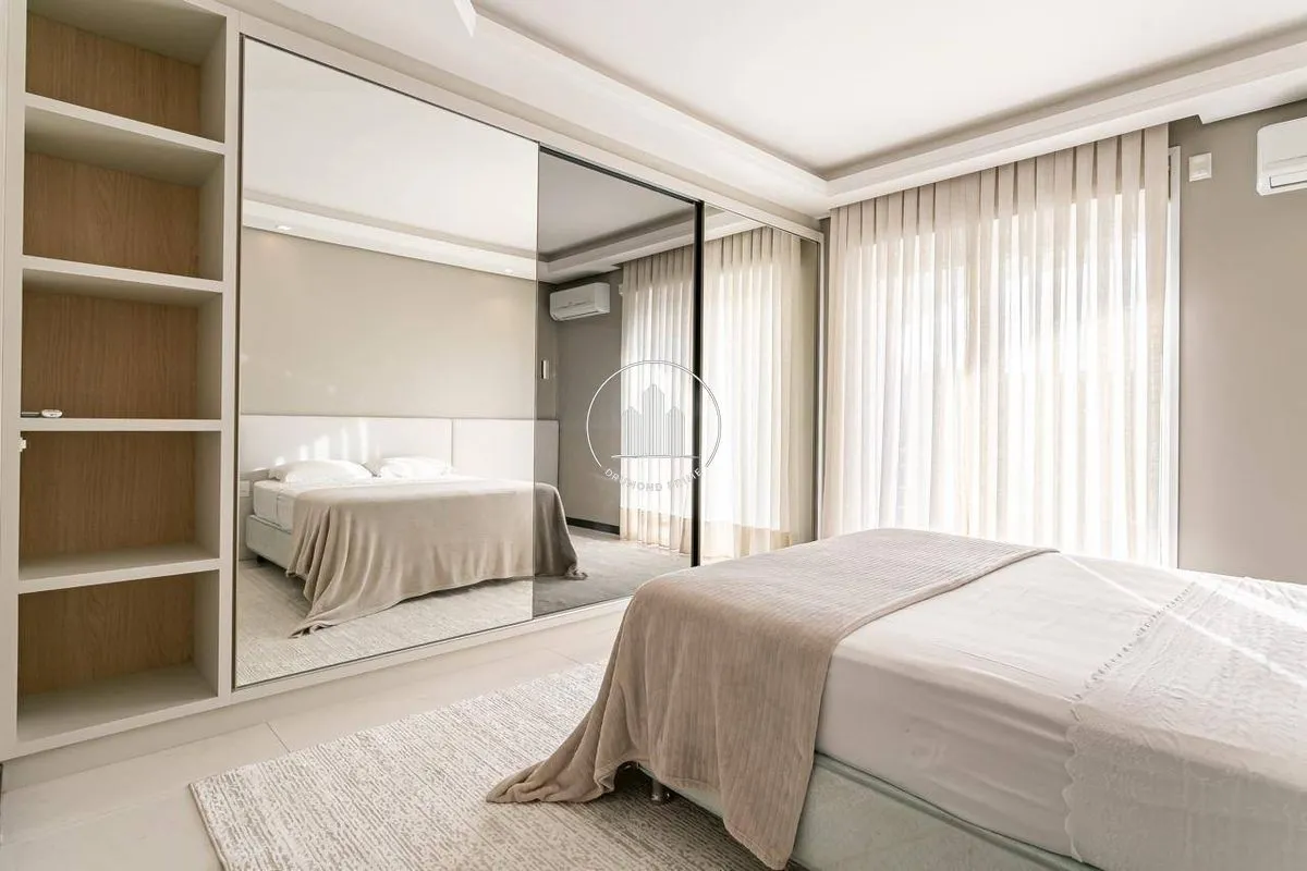House with 6 en-suite bedrooms, 800 m² and 4 parking spots — photo 50