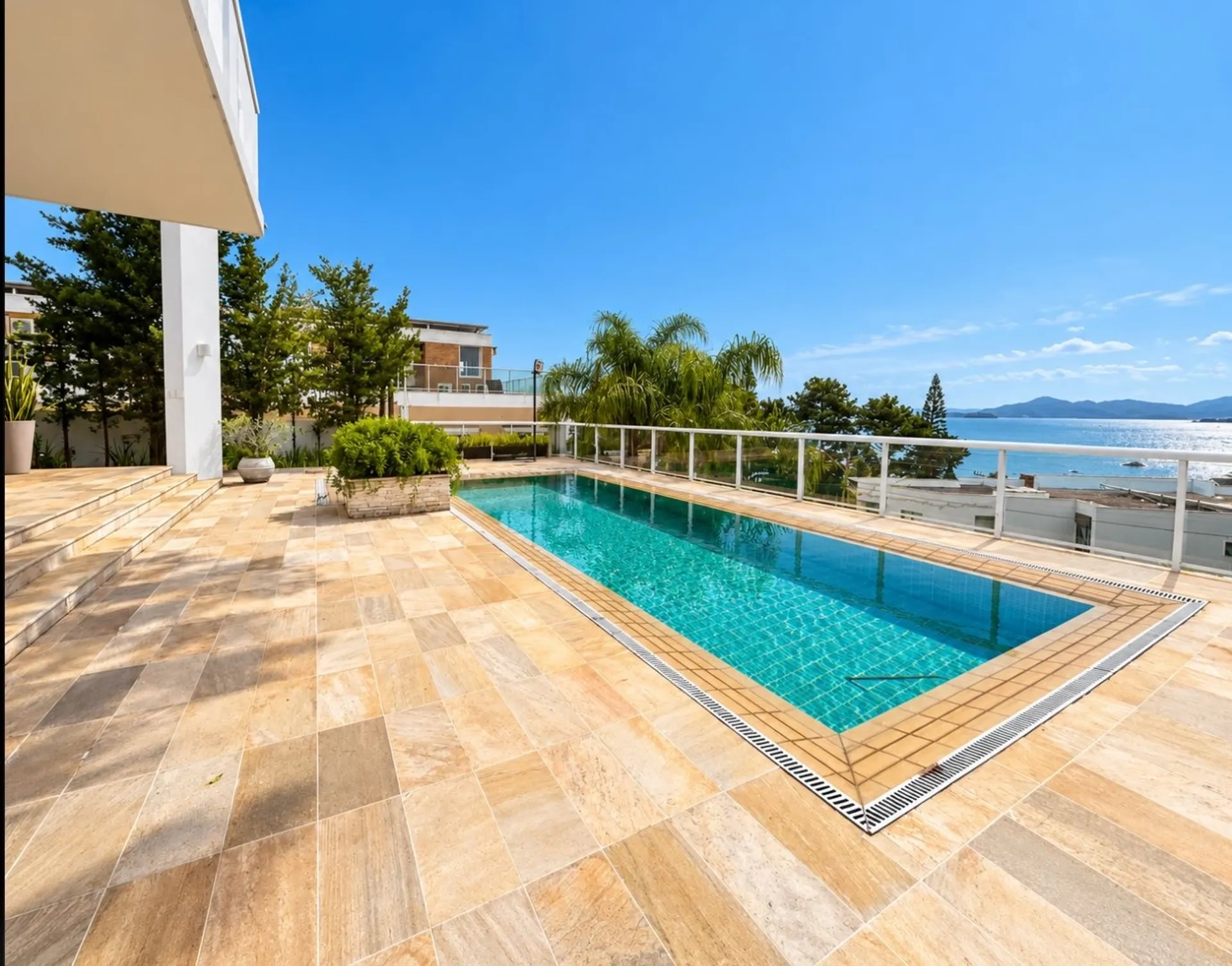 4-bedroom house with a water view — photo 9