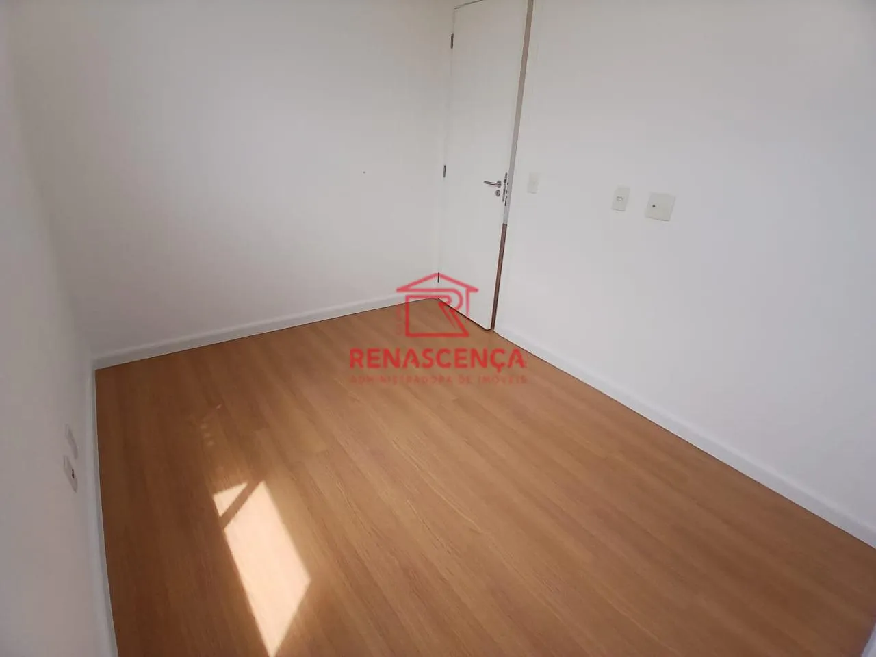 Apartamento de 2 quartos com piso de madeira ou laminado — photo 8