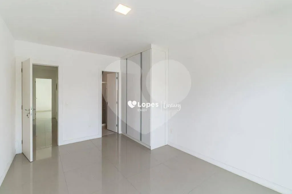 Unfurnished triplex house with 6 en-suite bedrooms and 820 m² — photo 22