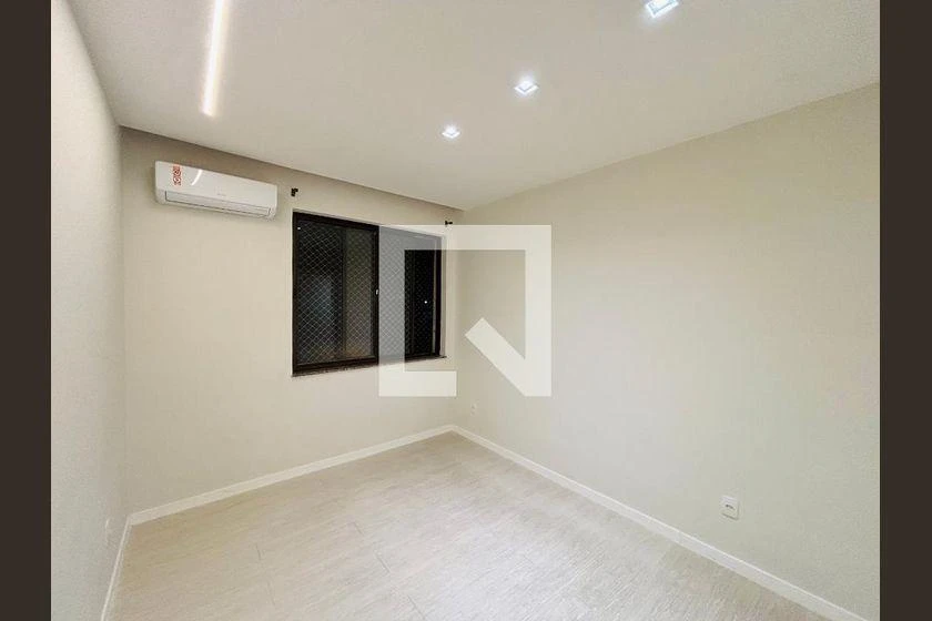 Walk-in closet in a 3-bedroom apartment, 120 m² — photo 2