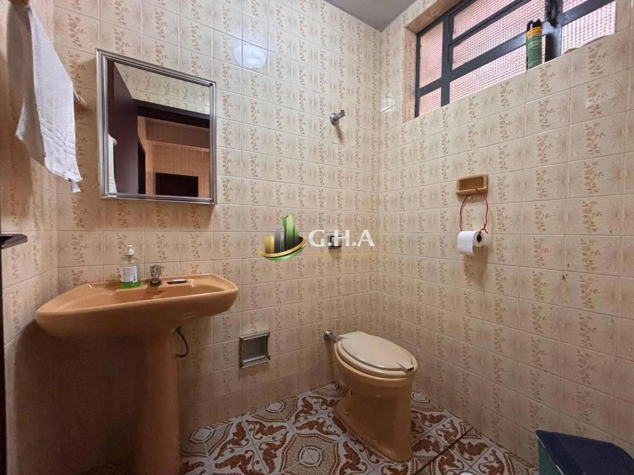 House, 368 m², with wood or laminate floors — photo 3