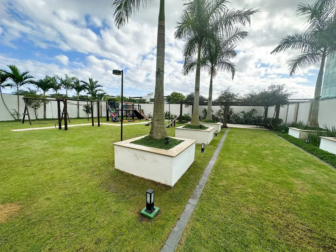 Unfurnished 3-bedroom apartment with 3 bathrooms — photo 25