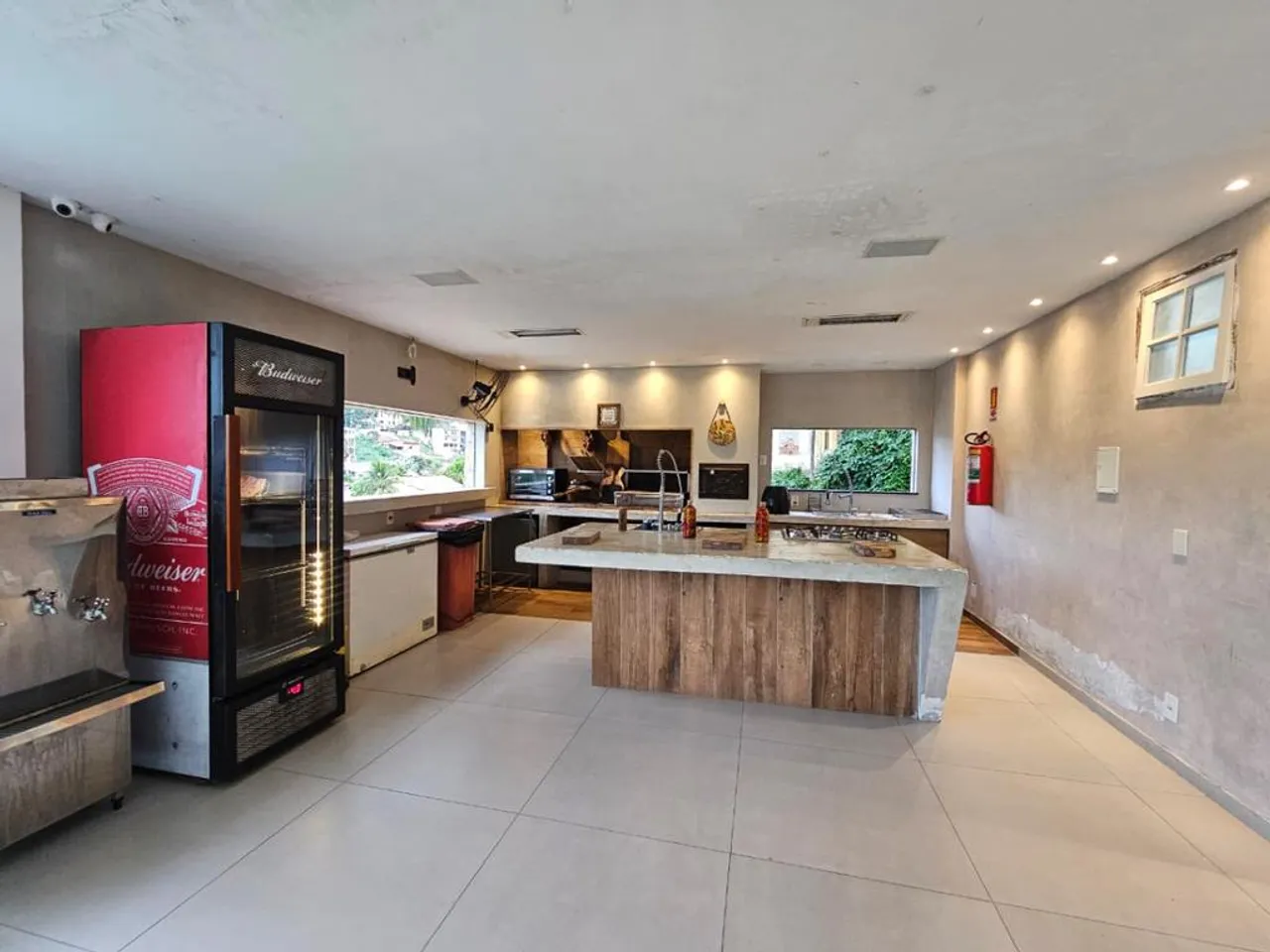 House with 5 bedrooms and open-plan kitchen — photo 3