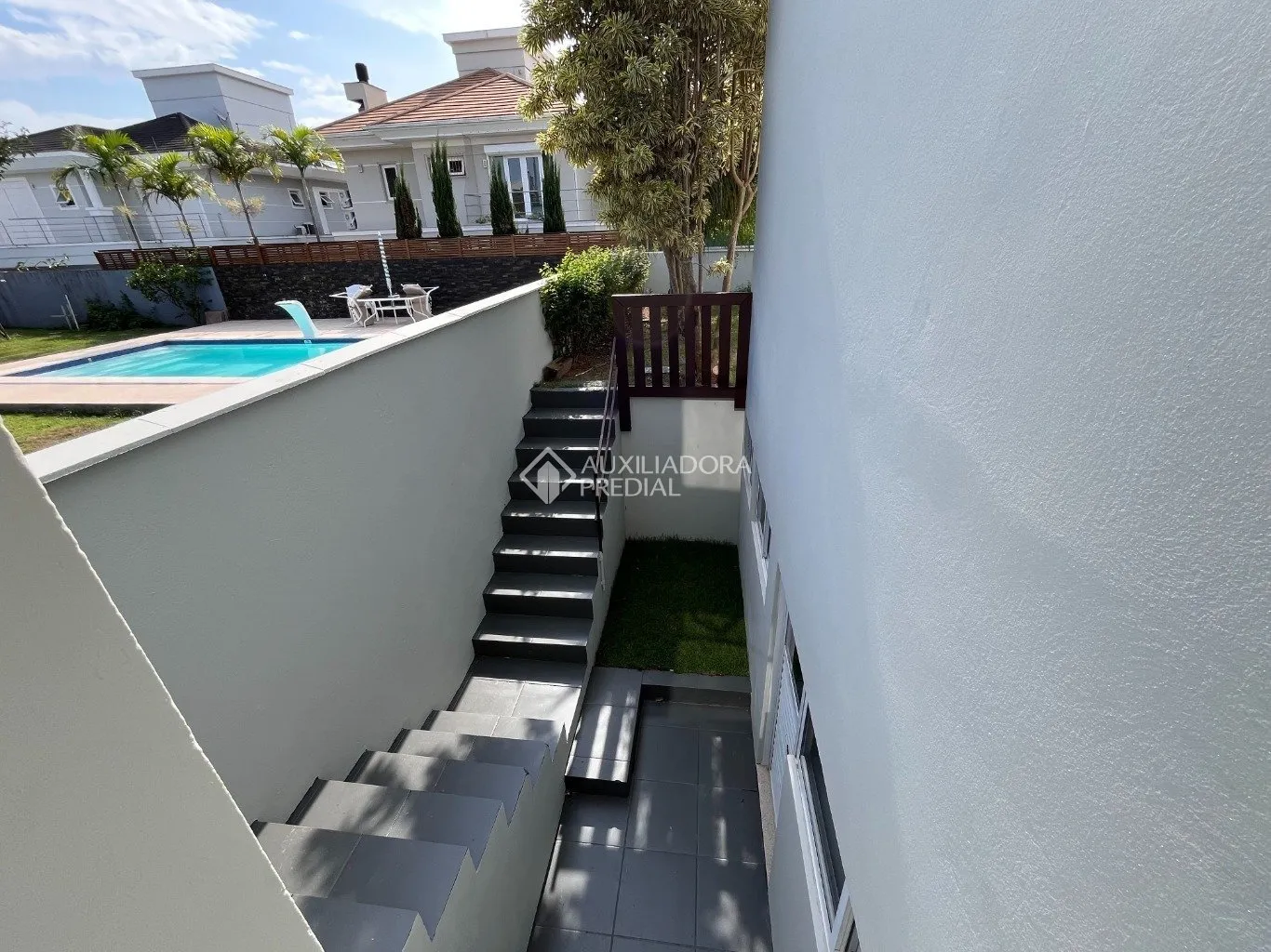 Floor-to-ceiling windows in a 3-bedroom house, 220 m² — photo 8