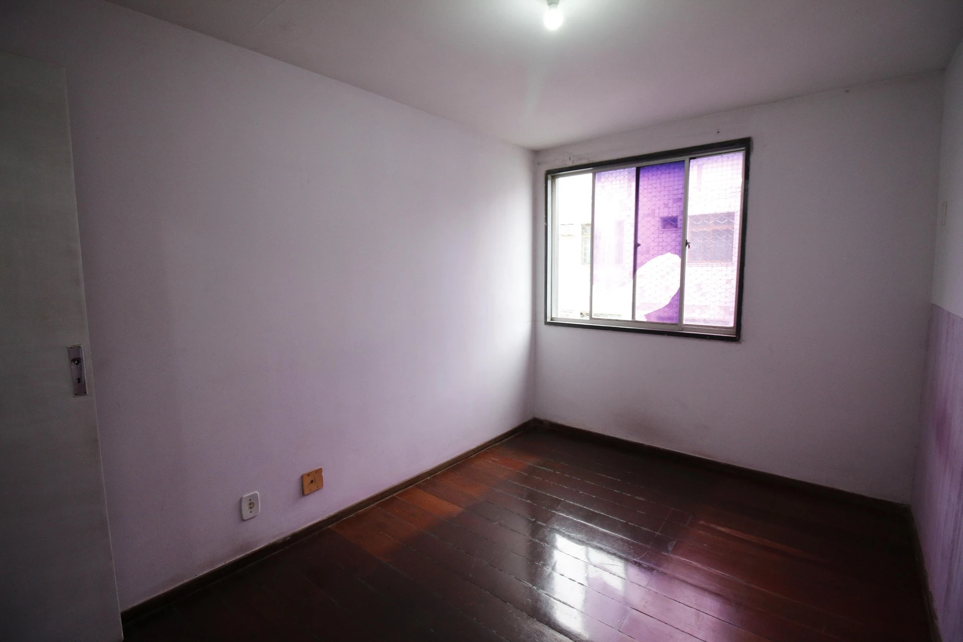 Balcony with a grill in a 3-bedroom apartment, 128 m² — photo 17
