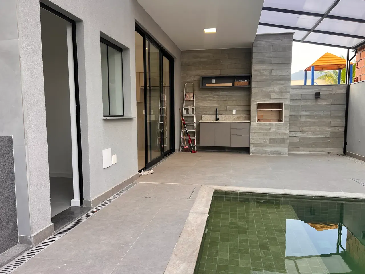 House, 330 m², with floor-to-ceiling windows — photo 11