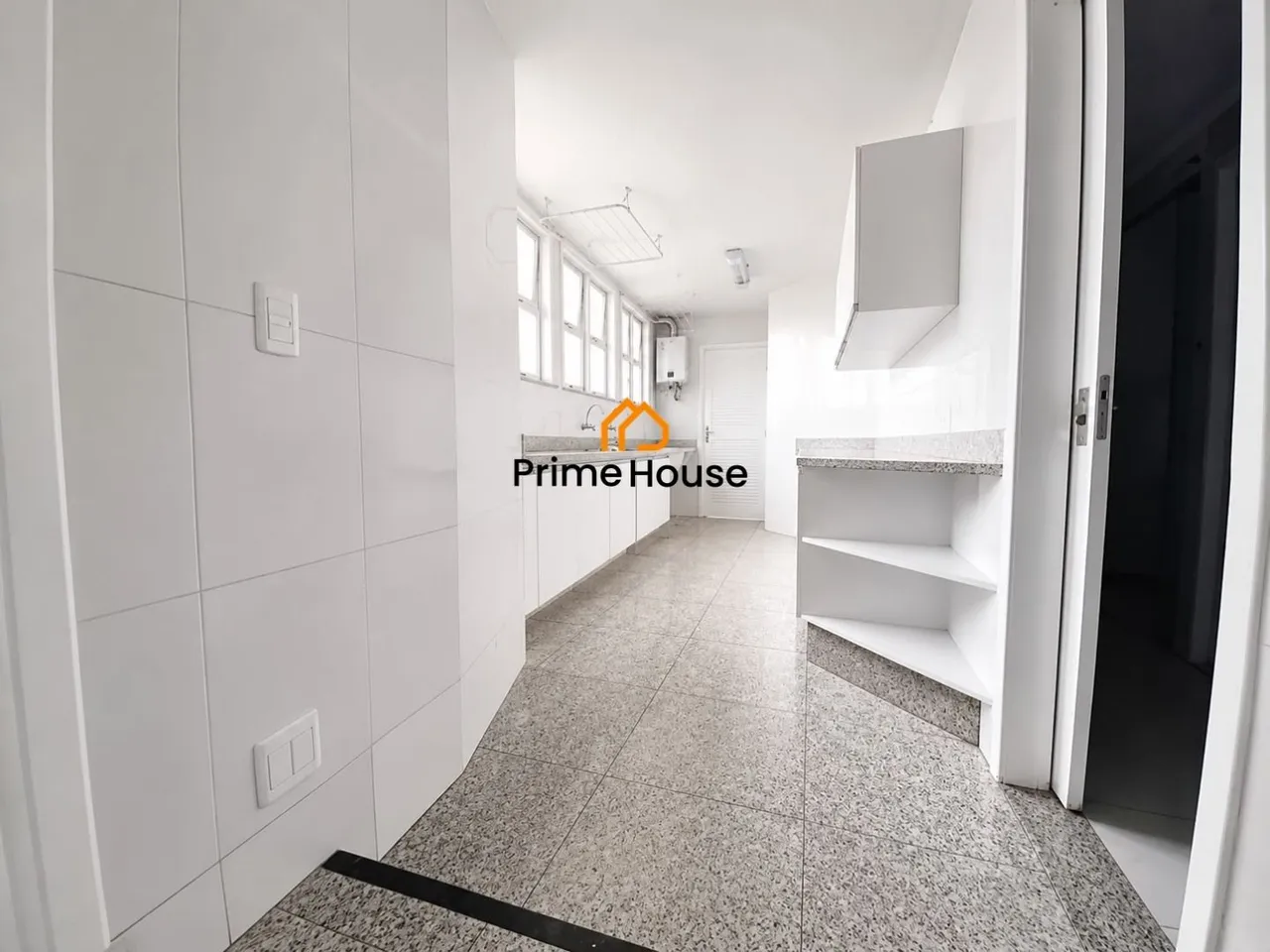 House with 5 bedrooms and 1000 m² plus 3 parking spots — photo 2
