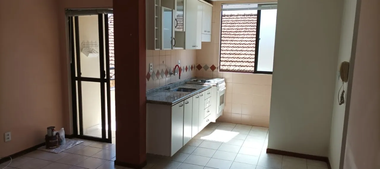 Apartamento com 2 quartos, varanda e cozinha a gás