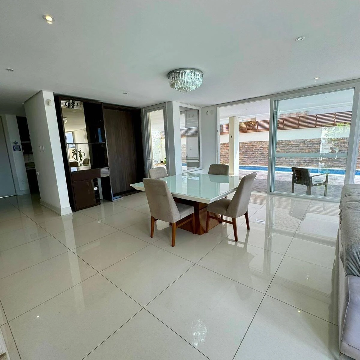 Casa de 455 m² con espacio de home office y vestidor — photo 11