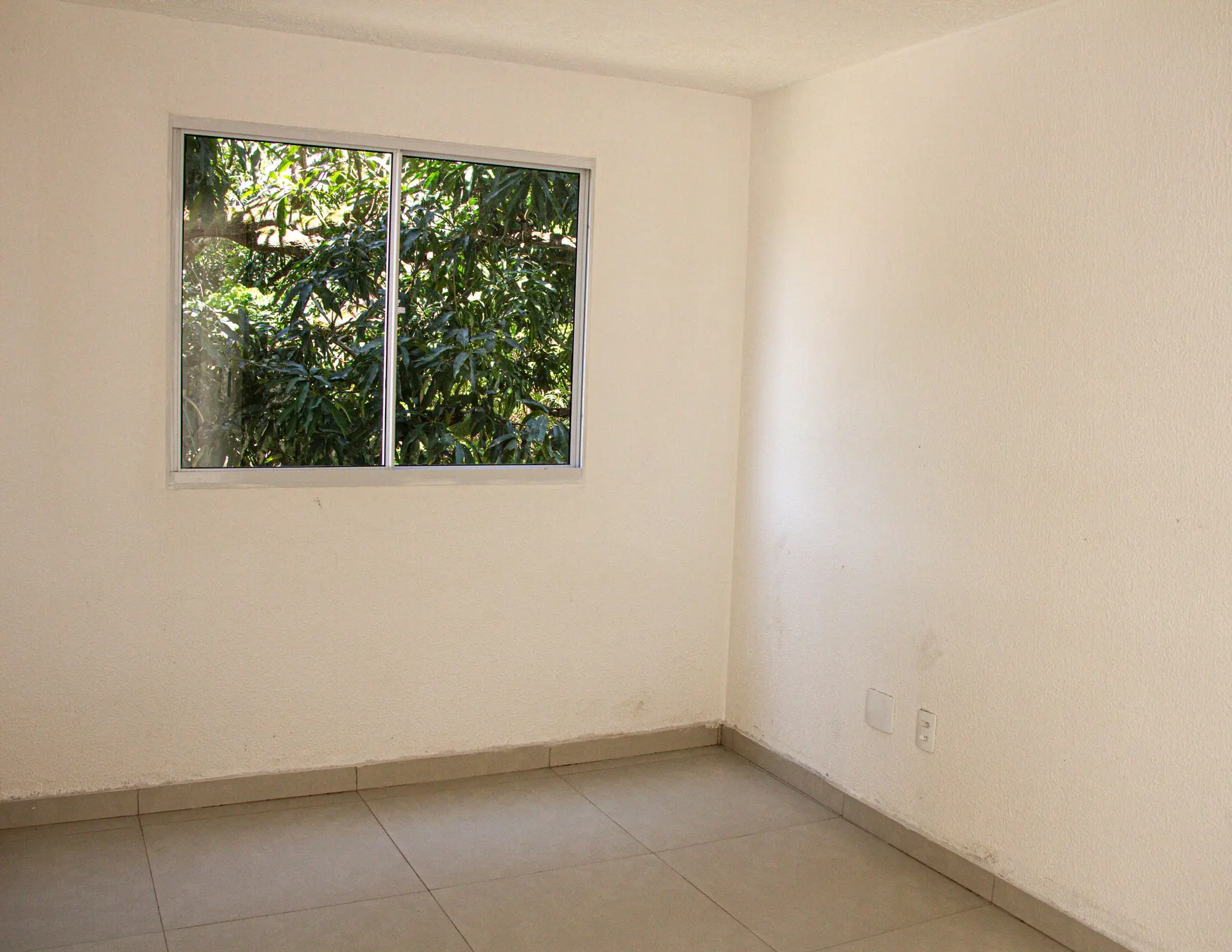 Balcony with a grill in a 2-bedroom apartment, 45 m² — photo 26