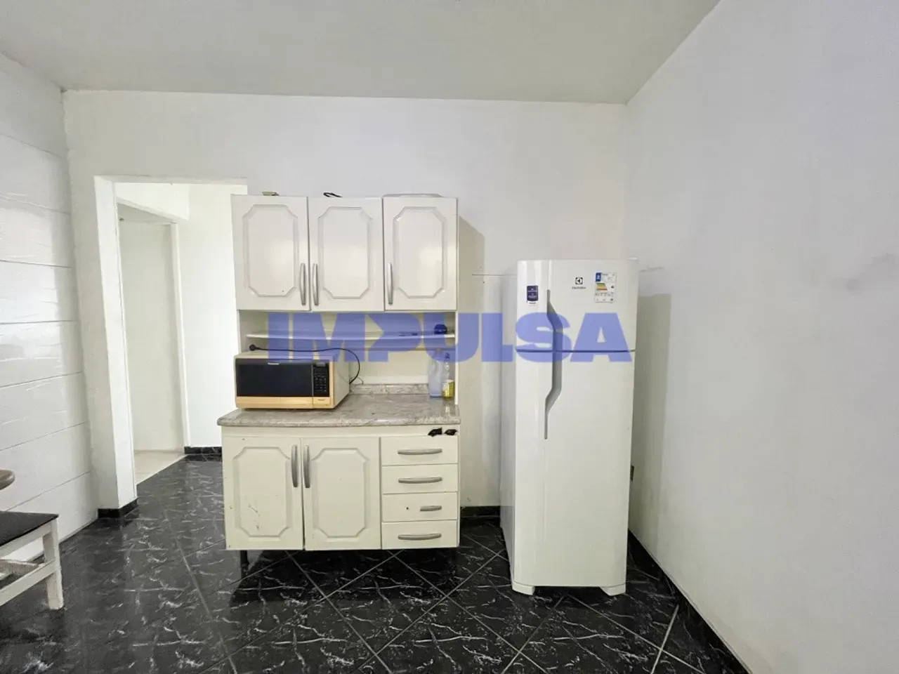 Furnished studio with 1 bedroom and separate kitchen — photo 5