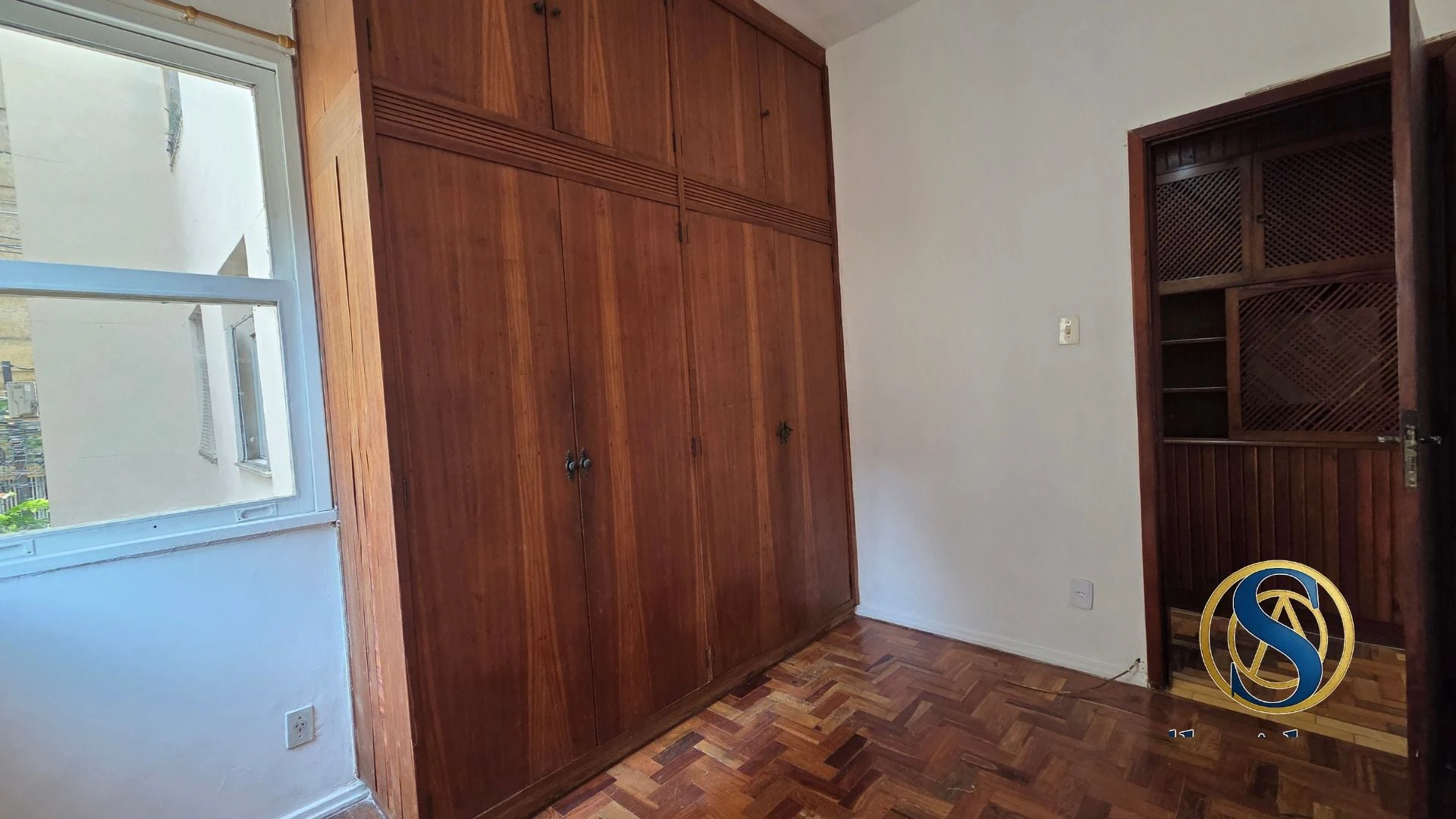 Wood or laminate floors in a 2-bedroom apartment, 40 m² — photo 4
