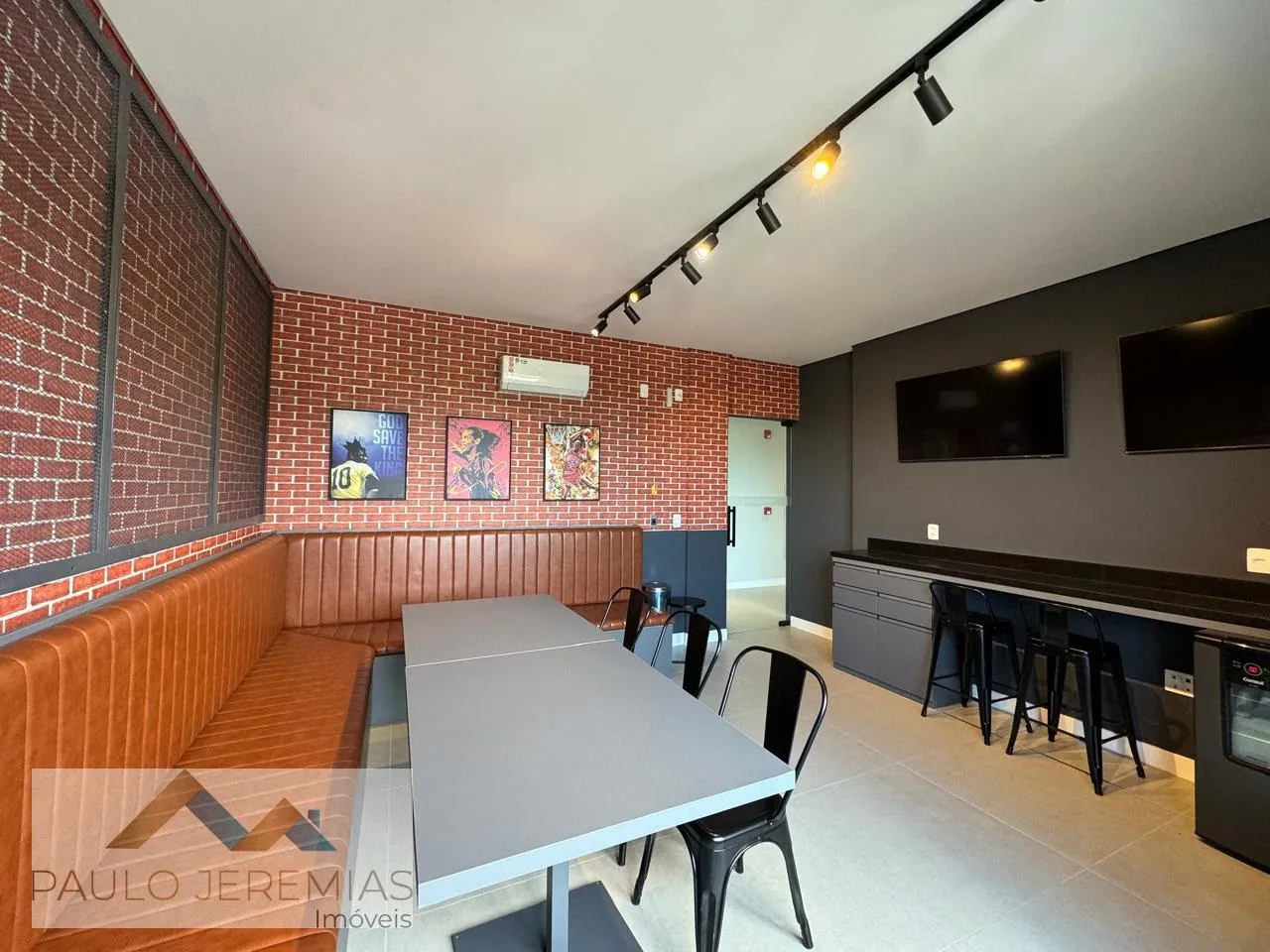 Furnished apartment, 65 m², with floor-to-ceiling windows — photo 4