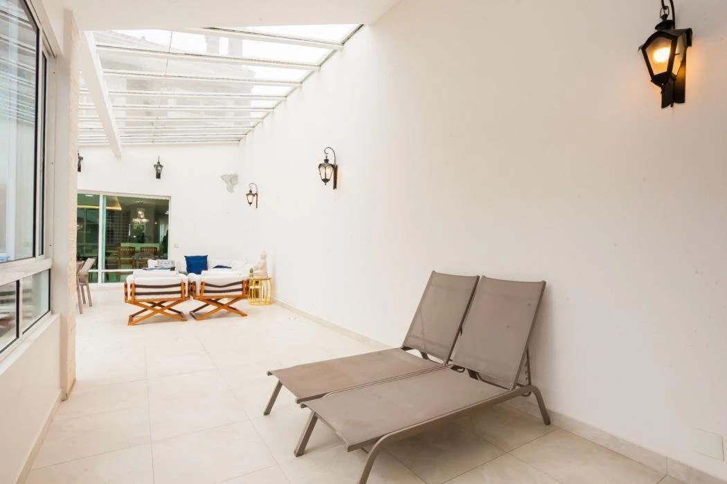 4-bedroom house with floor-to-ceiling windows — photo 28