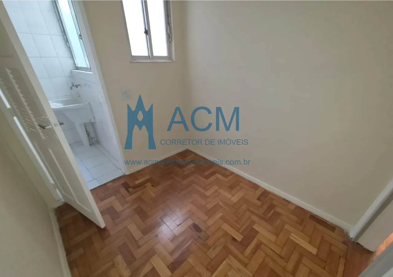 Wood or laminate floors in a one-bedroom apartment, 52 m² — photo 21